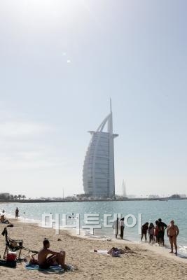 ↑7성급 호텔로 불리는 '부르즈 알 아랍'과 해수욕을 즐기는 관광객.