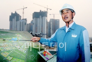 ↑포스코건설의 박희도 베트남 하노이 '스플렌도라' 신도시 현장소장이 현장사무소 옥상에서 공사 현황을 설명하고 있다.