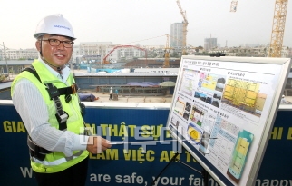 ↑대우건설의 김진양 베트남 하노이 끌레브 아파트 현장소장이 공사 상황을 설명하고 있다.