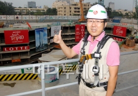 ↑롯데건설의 황인관 '롯데센터 하노이' 건설팀장이 공사현황을 설명하고 있다.