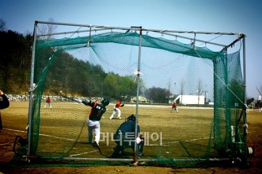 ↑ 경기도 포천 소재 중학교에 이동식 마운드와 임시 펜스를 설치해 야구 경기를 하고 있다.ⓒ송학주