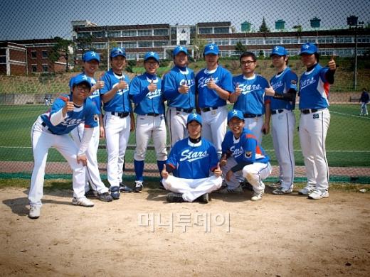 ↑ 대학아마리그에 참여하고 있는 서울대 야구 동아리 '스누스타즈' 선수단. 야구장이 없어 축구장에서 경기를 치른다.ⓒ송학주
