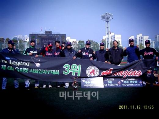 ↑ '4회 G마켓 사회인 야구대회' 우수타자상을 수상하는 '어메이징' 정재욱 선수.