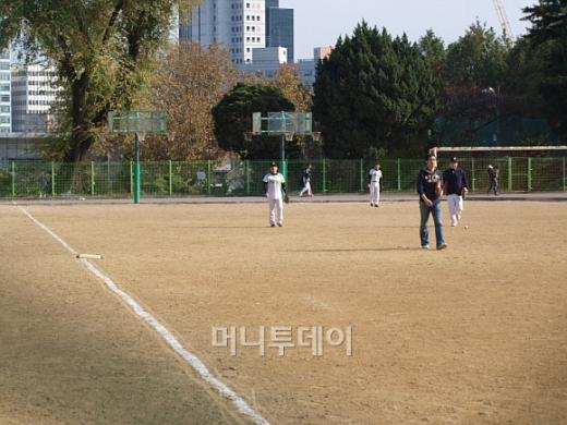 ↑ ↑ 서울 도심 사회인 야구 리그가 진행되는 운동장. 농구 골대와 축구 골대가 그대로 노출돼 있다.ⓒ송학주