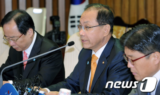 18일 오전 국회에서 열린 한나라당 주요당직자회의에서 황우여 원내대표가 모두발언을 하고 있다.