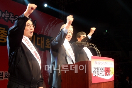 ↑ 김정우 종근당 대표, 이행명 명인제약 대표, 이관순 한미약품 대표가 약가인하 정책에 반대하는 구호를 외치고 있다.