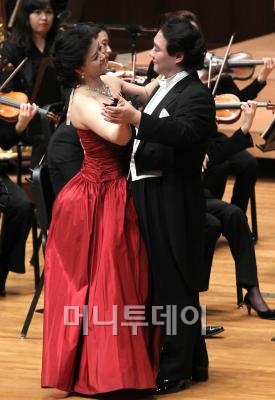 ↑ 초겨울 저녁 움츠렀던 관객들의 몸과 마음을 음악의 열기로 따뜻하게 감싸준 '머니투데이와 프라임필이 함께하는 테너 김우경 초청 스타콘서트'의 피날레 장면. (왼쪽부터) 함석현, 강혜정, 김우경 세 명의 성악가들이 열정적인 무대를 선사했다. ⓒ홍봉진기자 honggga@