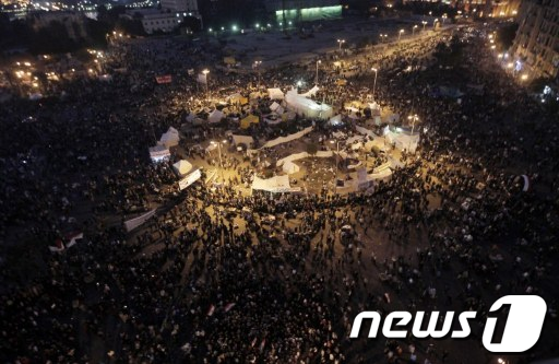 23일(현지시간)에도 이집트 카이로 타흐리르 광장에 수천명이 모여 군부의 즉각퇴진을 요구하는 시위를 벌였다. AFP  News1