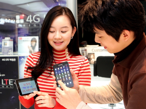 SK텔레콤은 25일부터 LTE를 지원하는 '갤럭시 노트'에 대해 예약가입을 받는다고 밝혔다.