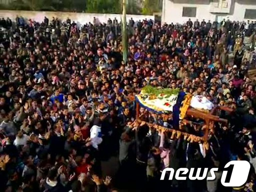 지난 20일 시리아 카푸르제타에서 주민들이 시위도중 숨진 희생자의 관을 옮기고 있다.
