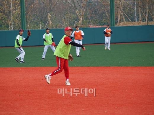 ↑ '고양 원더스' 트라이아웃에 참가한 80세의 장기원 옹이 나이 어린 친구들과 함께 몸을 풀고 있다.ⓒ송학주