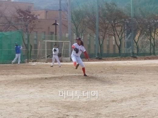 ↑ 지난 19일 서울대에서 야구부와의 친선시합에 '야생마' 이상훈 선수가 공을 던지고 있다.ⓒ송학주