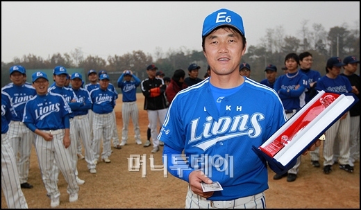 ↑ '제2회 머니투데이 사회인 야구대회' 대회 MVP를 수상한 '엔터식스' 권오영 선수.ⓒ머니투데이DB