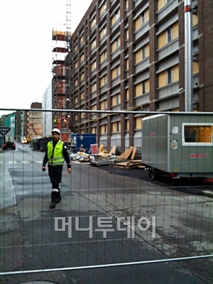 ↑노르웨이 오슬로 정부청사 테러 복구 현장. 아네르스 베링 브레이비크는 지난 7월 정부청사에 폭탄 테러를 가한 뒤 우퇴위아 섬으로 이동, 총격 사건을 저질러 77명을 숨지게 해 전세계에 충격을 줬다. 당시 이 청사에선 그의 폭탄 테러로 8명이 숨졌지만 청사는 붕괴되진 않았다.@장시복 기자