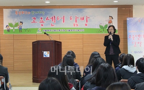 ↑ 채정오 고용부 서울북부센터 팀장이 서울의 한 특성화고에서 취업관련 간담회를 진행하고 있다.(사진: 고용노동부)