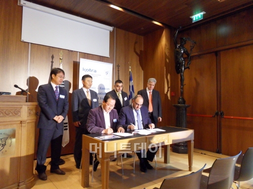 배상돈 한국인프라자산운용 상무(앞줄 왼쪽)와 조지 코피나코스 오놀리아펀드 대표(오른쪽)가 헬리오스프로젝트 자금 주선을 위한 NDA에 서명하고 있다.