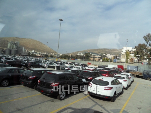 피레우스항을 통해 운송되는 자동차 모습. 내륙을 향한 자동차는 그리스에서, 바다를 향한 자동차는 중동 등지로 경유되는 차량.