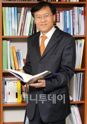 ↑CCIM한국협회 김재태 회장은 "부동산 투자에 나설때 다양한 분야에서 활동하는 회원들이 각각의 시각에서 분석틀을 활용한 자료를 만들어 공유하면 최상의 안을 찾을 수 있고 이를 통해 투자분석과 거래, 상품 개발 등을 할 수 있다"고 강조했다. ⓒ홍봉진 기자