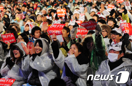 News1 30일 저녁 서울 영등포구 여의도 문화공원에서 인기 팟캐스트 '나는 꼼수다(나꼼수)'와 한미FTA 저지 범국민운동본부 주최로 열린 '나꼼수 FTA특별 야외공연'에서 시민들이 공연을 보며 환호하고 있다. ‘나는 꼼수다’가 개최한 야외 공연에 2만여명이 운집했다. 송원영 기자