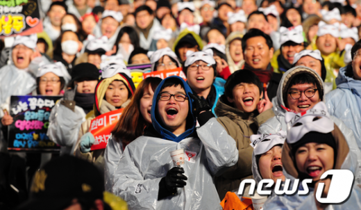 나꼼수 FTA 특별 야외공연에서 시민들이 공연을 보며 환호하고 있다. News1 송원영 기자