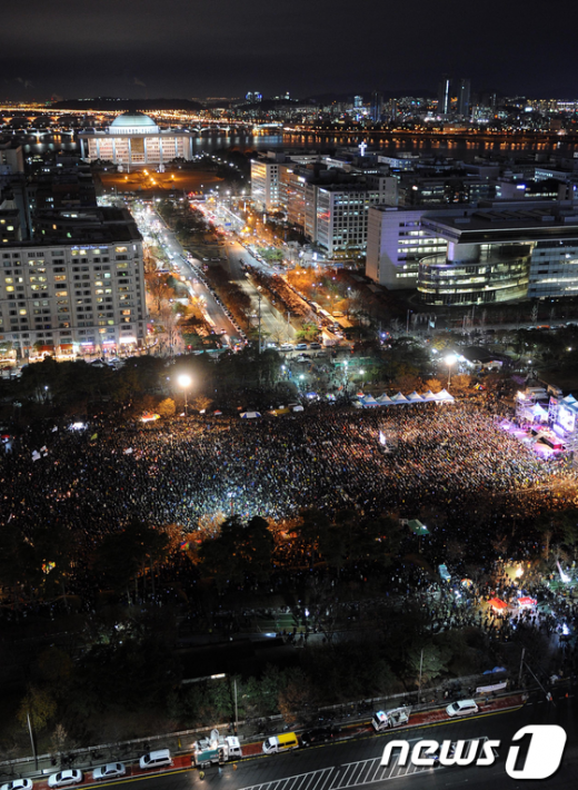 News1 30일 서울 여의도 문화광장에서 열린 나꼼수(나는 꼼수다) 공연을 관람하는 관람객들이 광장을 가득메운 채 뜨거운 열기를 내뿜고 있다. 이종덕 기자