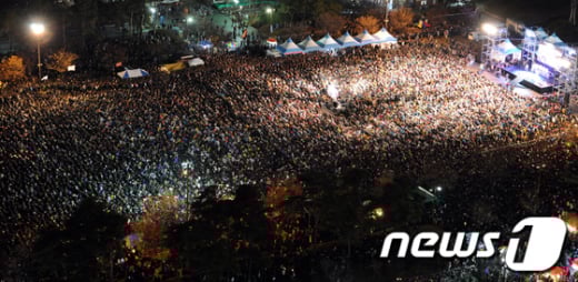 30일 서울 여의도 문화광장에서 열린 나꼼수(나는 꼼수다) 공연을 관람하는 관람객들이 광장을 가득메운 채 뜨거운 열기를 내뿜고 있다. (서울=뉴스1) 이종덕 기자