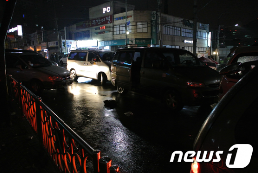 인력사무소 앞에는 4~5대의 승합차가 근로자들을 현장으로 보내기 위해 대기중이다.  News1 오기현 인턴기자