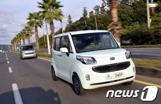 주행 중인 기아차의 레이 News1