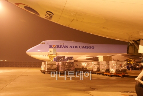 ↑인천공항 대한항공 화물터미널 앞 화물기에 화물이 선적되고 있다.