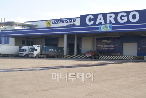↑나보이공항 화물터미널. (주)한진 트럭이 물량을 받기 위해 대기 중이다.