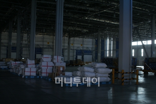 ↑나보이공항 화물터미널 내.