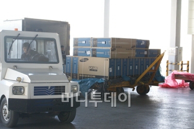 ↑두바이에서 화물기에 실려온 삼성전자 PDP TV. 트럭에 옮겨지고 있다.