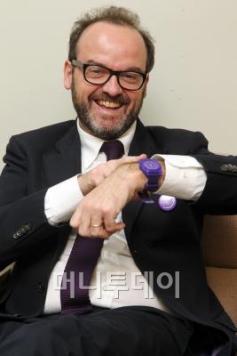 ↑프랑스 '릴랙스 뉴스'는 행복하고 즐거운 뉴스를 생산하면서 급성장 하고있다. 유럽의 경제위기 속에서도 지난달 미국에 상장했다. 제롬 돈시유 대표가 회사의 상징색이 보라색(purple)이라며 자신이 착용한 보라색 넥타이와 보라색시계를 보여주고 있다.ⓒ 임성균 기자