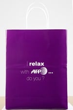 ↑'릴랙스뉴스'의 상징인 보라색 쇼핑백. @임성균 기자