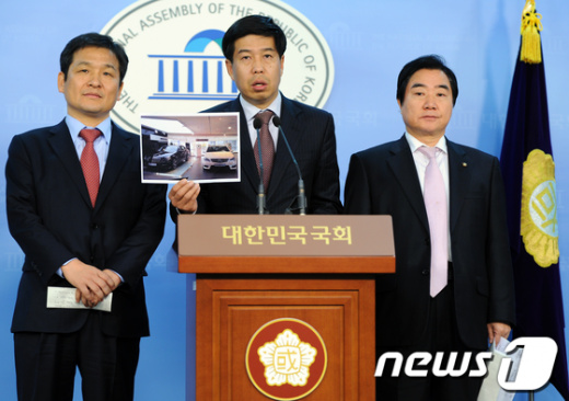 백원우 민주당 의원(가운데)이 5일 오후 서울 여의도 국회 정론관에서 경찰청 방문 결과를 브리핑하고 있다.