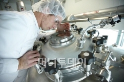 ↑ 항체치료제 아바스틴 생산시설에서 로슈 직원이 배양과정을 살펴보고 있다.