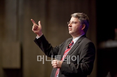 ↑ 세베린 슈완 로슈그룹 CEO는 "임상2상, 3상 단계에 있는 신약후보물질(파이프라인) 12개 중 6개가 진단과 의약품 처방이 동시에 이뤄지는 맞춤의료와 관련된 것"이라며 "5~10년 뒤에는 로슈 매출의 절반은 맞춤의료에서 이뤄질 것"이라고 말했다.