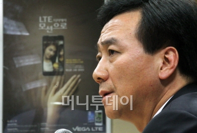 ↑ 박병엽 팬택 부회장이 6일 오후 서울 상암동 팬택 R&D센터에서 열린 긴급 기자간담회에서 올해 말을 끝으로 사퇴하겠다는 의사를 밝히고 있다. ⓒ이동훈 기자