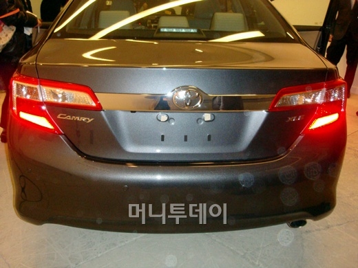 ↑한국토요타가 미 켄터키주 한 호텔에서 공개한 신형 캠리