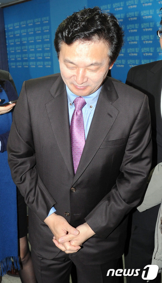 7일 서울 여의도 한나라당사에서 원희룡 최고위원이 사퇴 기자회견후 당사를 떠나며 고개를 숙이고 있다. 원 최고위원은 “대한민국 한 축을 이뤄야하는 건강한 개혁적인 보수정당을 만들기 위해서는 한나라당을 해체해야”한다고 말했다.  News1   이종덕 기자