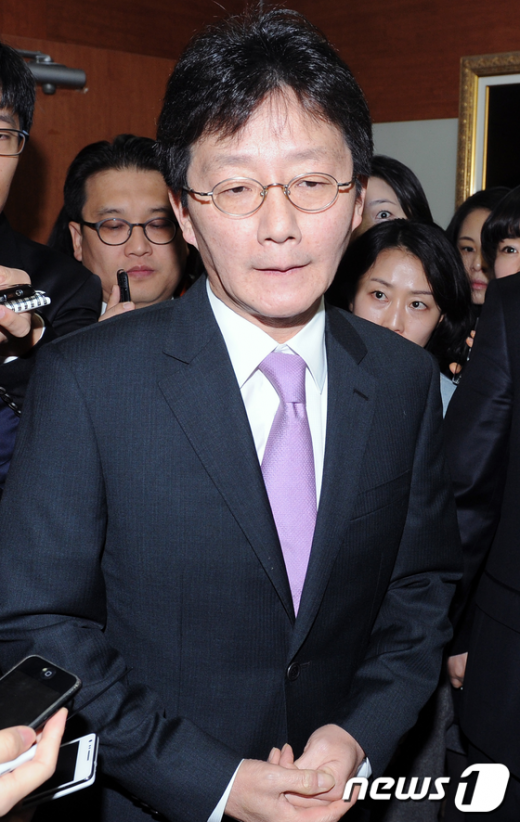 7일 서울 여의도 한나라당사에서 유승민 최고위원이 사퇴 기자회견 후 당사를 빠져나가고 있다. 친박(친박근혜)계인 유 최고위원은 "지도부의 한 사람으로서 존망의 위기에 처한 당을 구하지 못한 책임을 지고 물러난다"고 사퇴 의사를 밝혔다.  News1   이종덕 기자