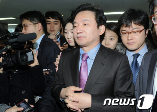 7일 서울 여의도 한나라당사에서 원희룡 최고위원이 사퇴 기자회견 후 당사를 떠나고 있다. . 원 최고위원은 “대한민국 한 축을 이뤄야하는 건강한 개혁적인 보수정당을 만들기 위해서는 한나라당을 해체해야”한다고 말했다.  News1   이종덕 기자