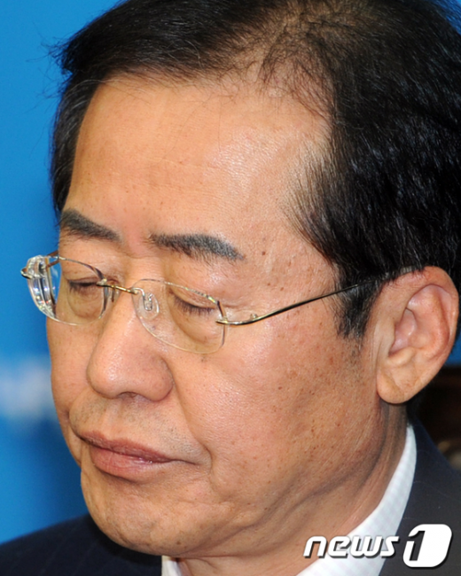 유승민, 원희룡, 남경필 한나라당 최고위원 3명이 전격 동반 사퇴한 7일 오전 서울 여의도 한나라당사에서 홍준표 대표가 자신의 거취를 표명하는 기자회견을 열고 있다.  News1   허경 기자