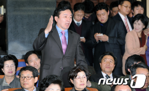 7일 서울 여의도 국회의사당에서 열린 한나라당 의원총회에 참석한 원희룡 의원이 의사진행 발언을 하고 있다. 원희룡 의원은 이날 오전 유승민,남경필 의원과 함께 최고위원직을 동반 사퇴했다.  News1   이종덕 기자