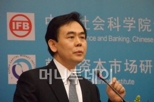 유럽 위기를 '쭈꾸미 M&A 기회'로 삼아야 한다고 밝히는 김형태 자본시장연구원장.