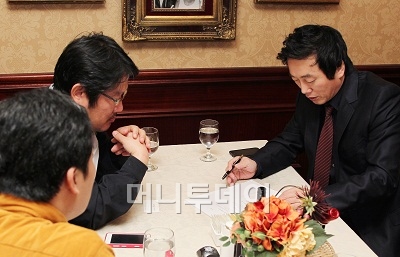 ↑정봉주 전 의원이 출판사와 기획회의를 하고 있다.