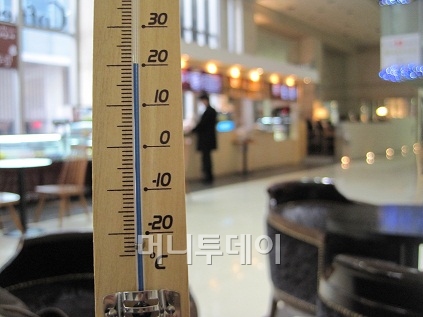 ↑ 서울 명동의 한 호텔 로비. 더울 정도의 난방이 이뤄지고 있다.ⓒ정진우 기자