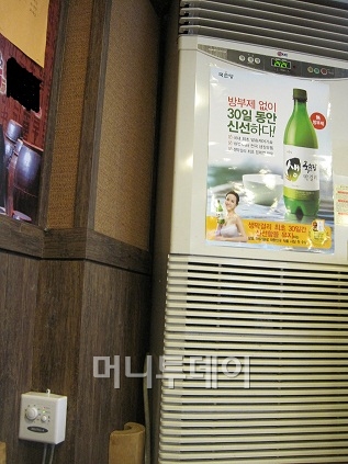 ↑ 서울 명동 한복판의 한 식당. 전기온풍기(위쪽)와 전기 온돌(왼쪽 아래) 등 전기로만 난방을 하고 있었다.ⓒ정진우 기자