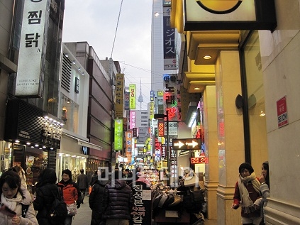 ↑ 서울 명동의 오후 5시. 벌써부터 네온사인을 켜고 영업을 하는 가게들이 많다. 오는 15일부터 오후 5∼7시까지 네온사인을 키는 업주는 하루 300만 원의 과태료를 내야한다.ⓒ정진우 기자