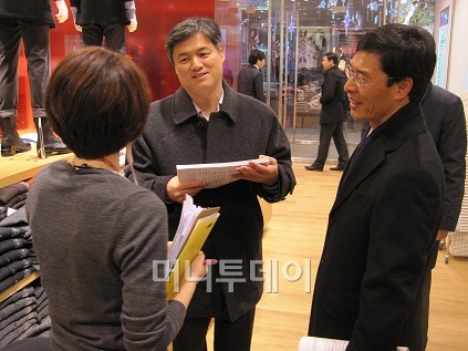 ↑ 송유종 지식경제부 에너지추진단장(맨 오른쪽)과 지경부 공무원들이 명동 상인들에게 문을 닫고 영업하도록 지도하고 있다.ⓒ정진우 기자